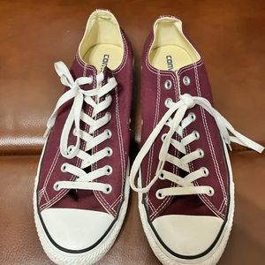 Converse Tennis Shoes